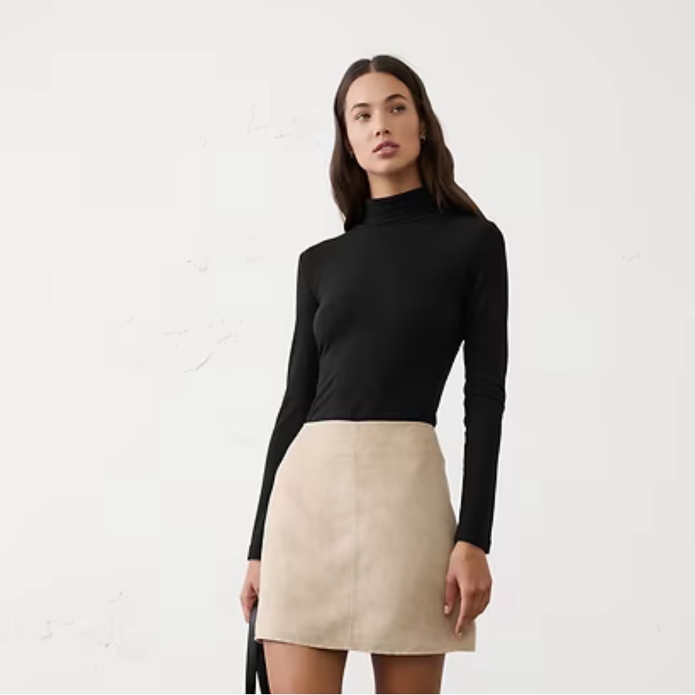 NWT TIMELESS TURTLENECK TOP